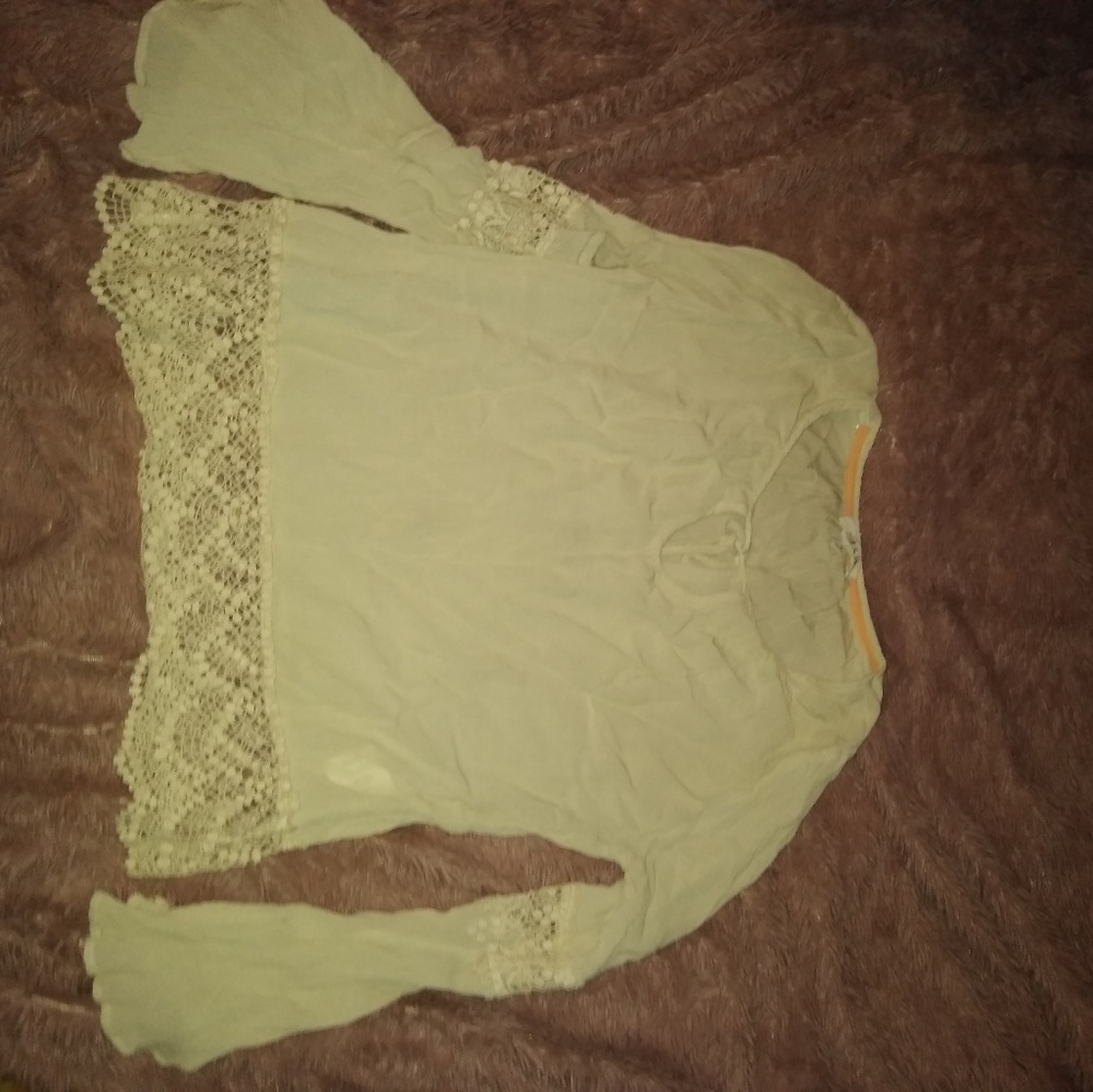 Bell sleeve shirt